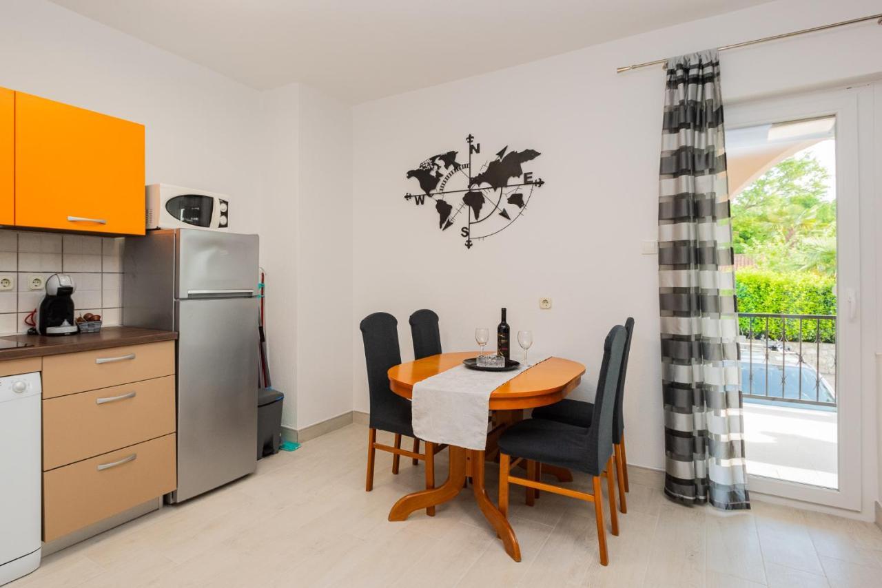 Apartments Dino Malinska Bagian luar foto