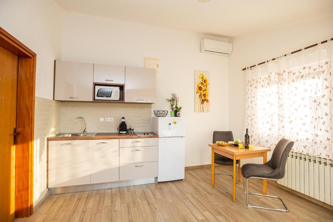 Apartments Dino Malinska Bagian luar foto