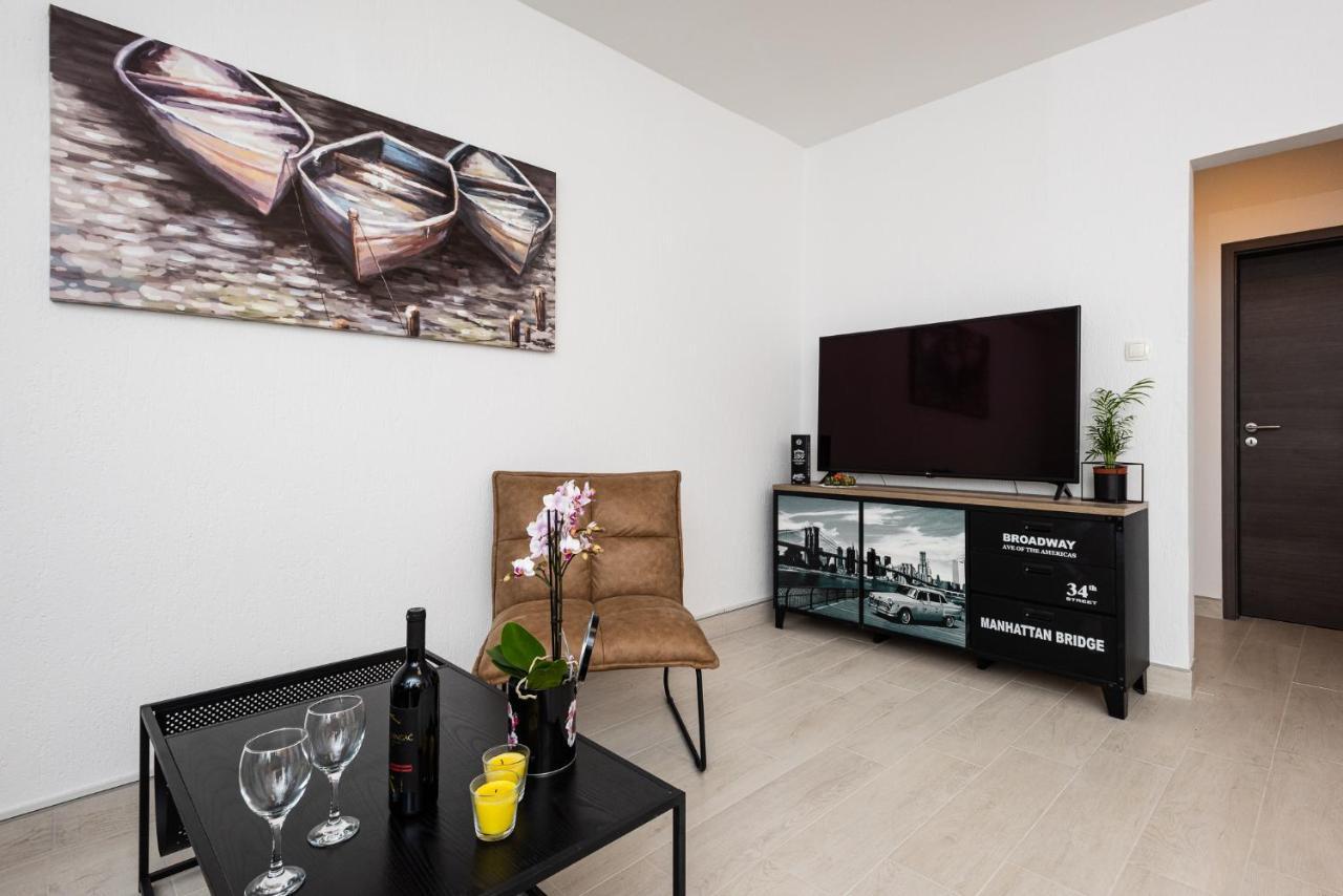 Apartments Dino Malinska Bagian luar foto