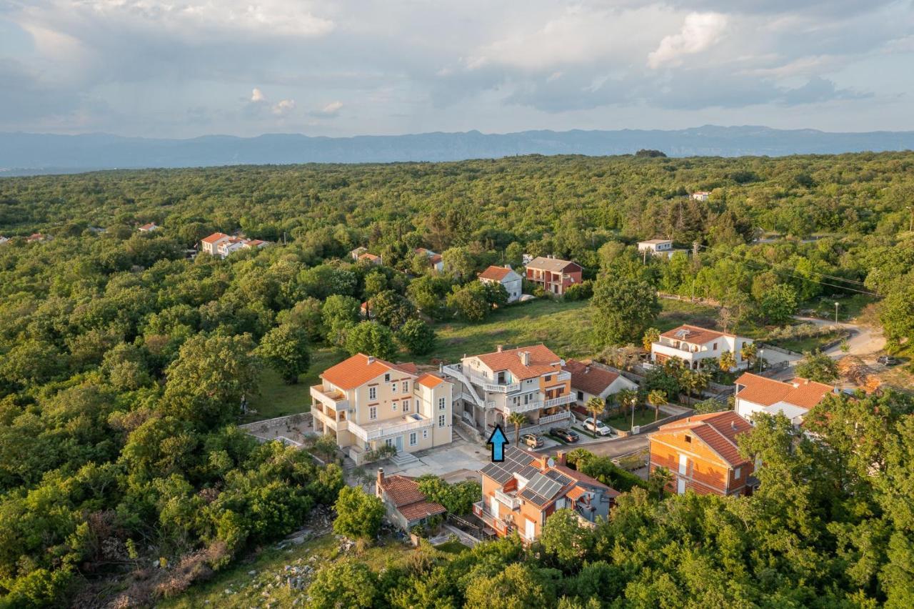 Apartments Dino Malinska Bagian luar foto